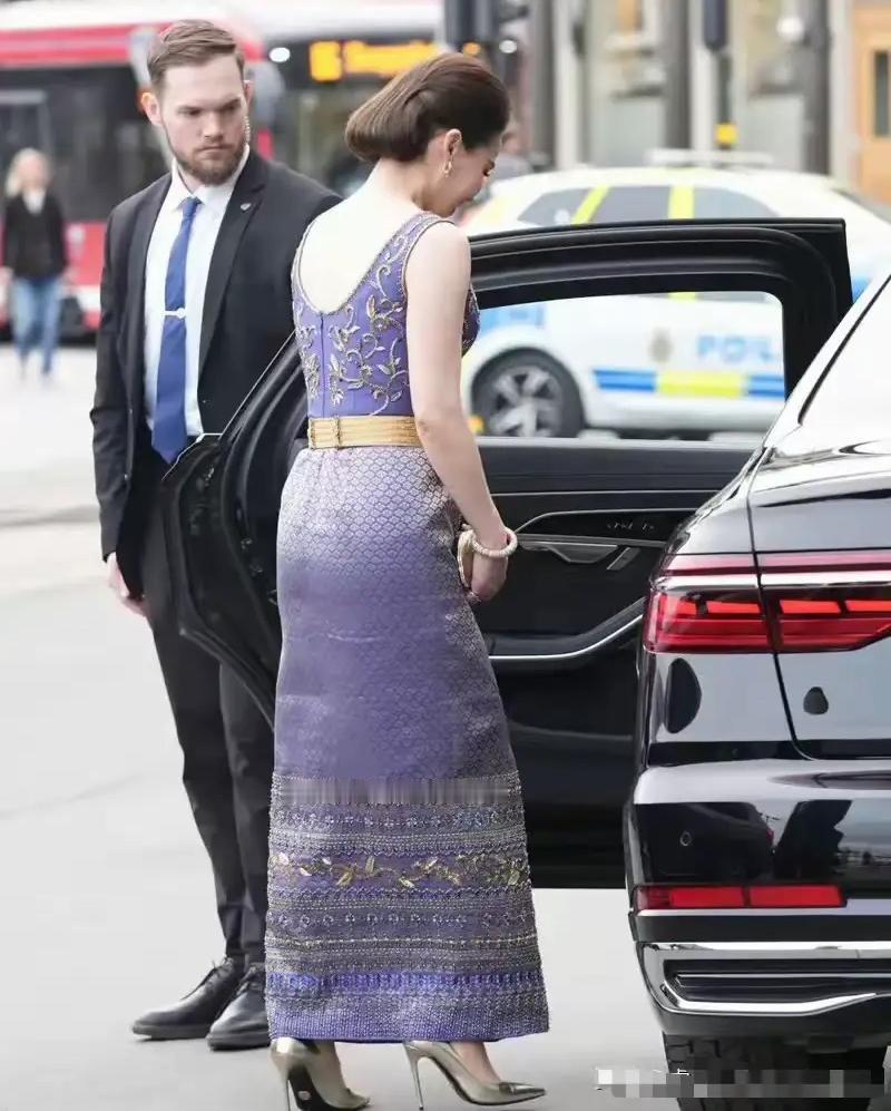 别说泰王了，换谁走在这么漂亮的夫人身边，都得下意识把背挺直，生怕配不上这气场，连