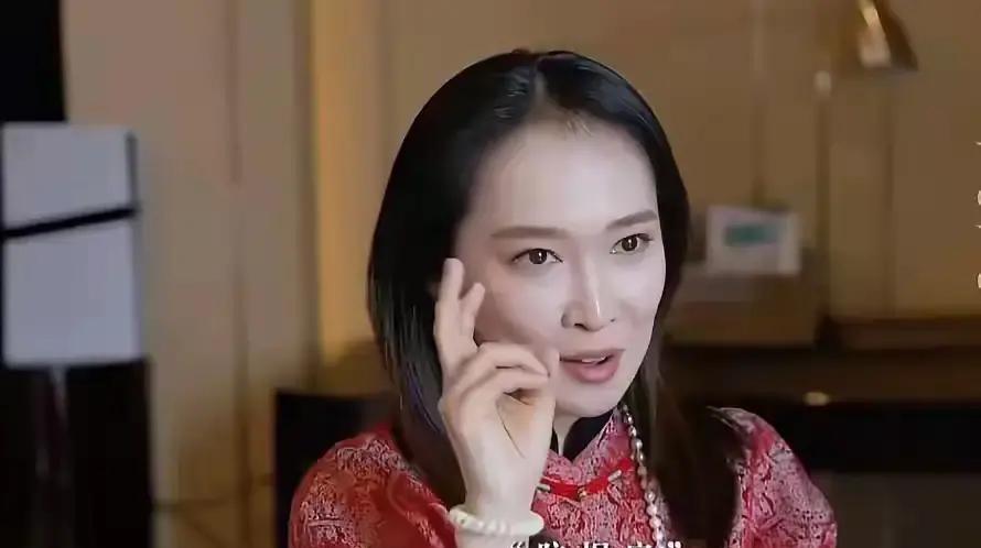 主播不是运动员，但悠悠这状态，妥妥的“运动损伤”级别了。一年200+场直播，这