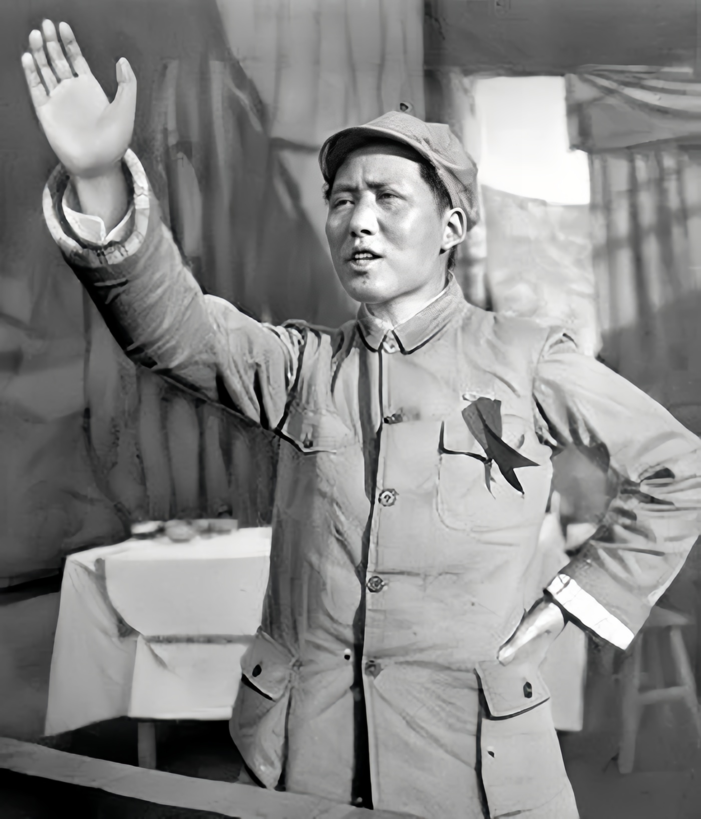 皖南事变爆发后，毛主席在中央政治局会议说，皖南新四军的失败，首先是由于新四军的领