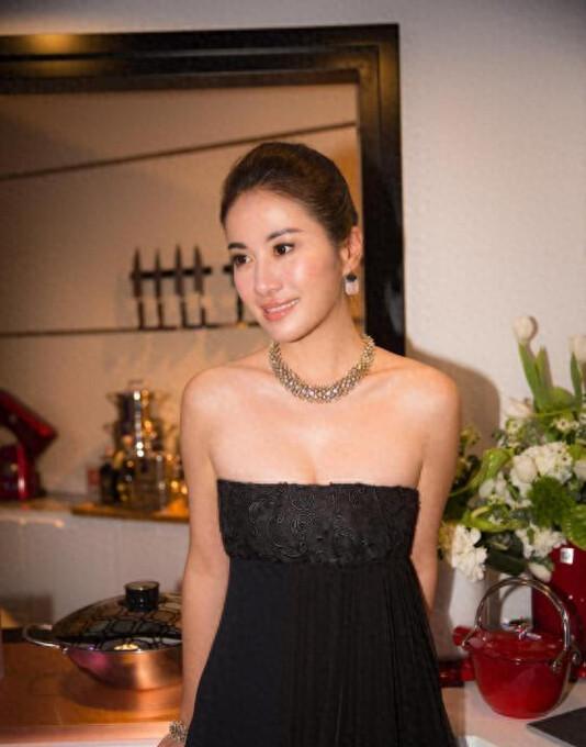 44岁叶璇穿黑色抹胸裙惊艳众人，解析其魅力与优缺点及对普通人的友好之处