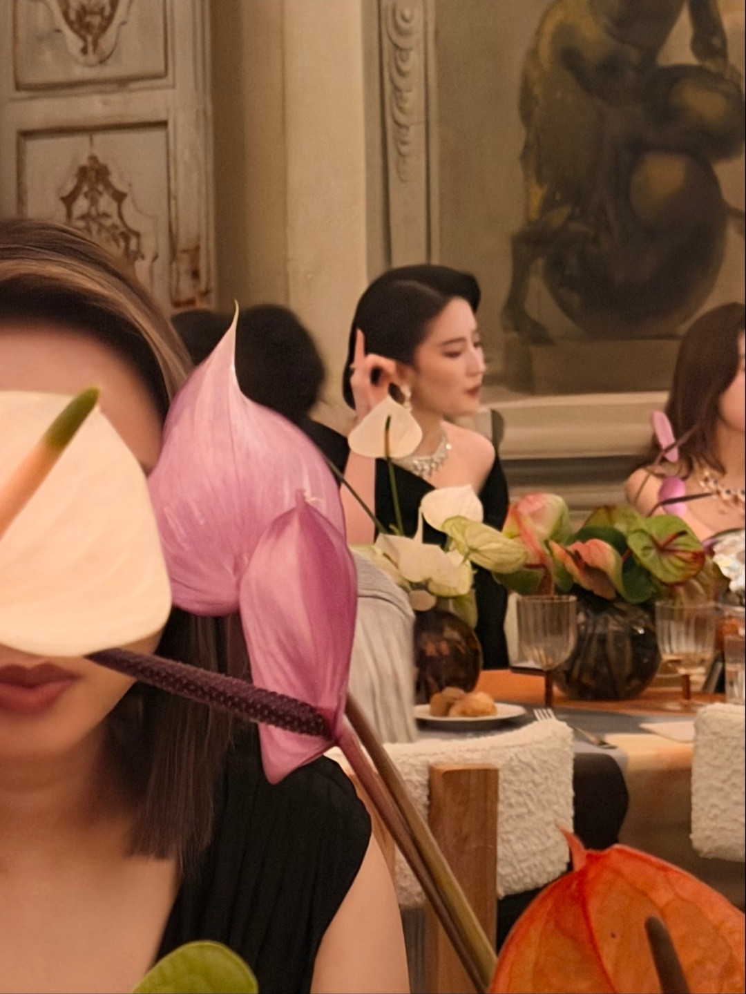 网友在意大利古堡偶遇刘亦菲，根本就是油画里的美人啊啊啊啊网友在意大利古堡偶遇刘亦