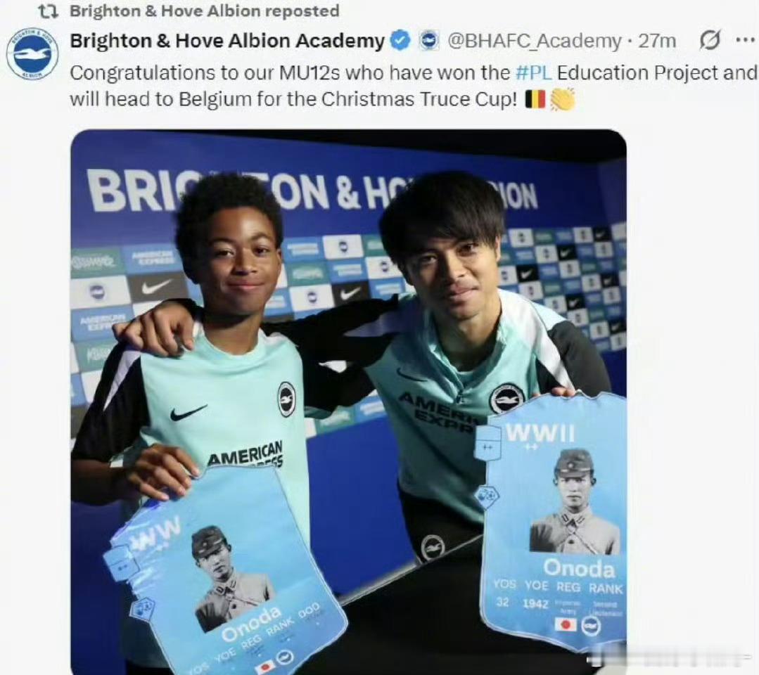 英超日本国脚手持日军军官卡片合影英超布莱顿青训搞反战教育，结果日本国脚三笘薰和小