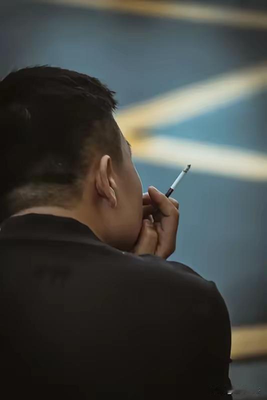 有一年我们公司年会，老板唱老歌，需要一个女声，没人上，新来的一个小伙子拿起话筒就