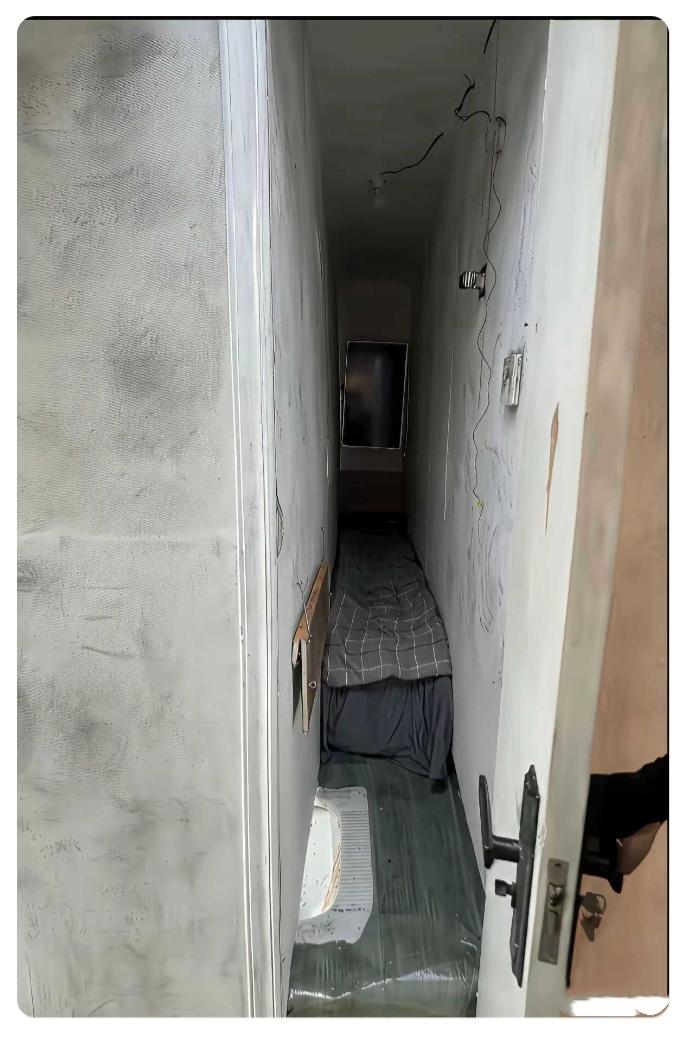 这算不算世界上最狭小的房间？有人说，就是棺材也比它宽大一点！