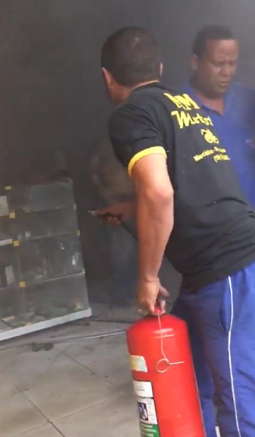 在巴西巴伊亚州伊塔马拉胡市的一家商业场所内，一名男子因嫉妒与妻子发生争吵，随后纵