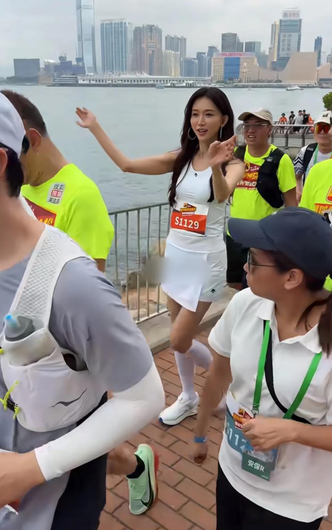 51岁林志玲再惹引争议！马拉松活动挥舞双手行为显怪异，被吐槽戏太多近日，搜狐在