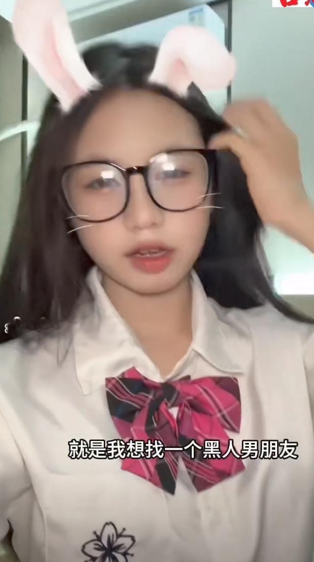 她心心念念要找黑人做男朋友，还说黑人扎了一条脏辫，好帅。可她不知道黑人喜怒无常