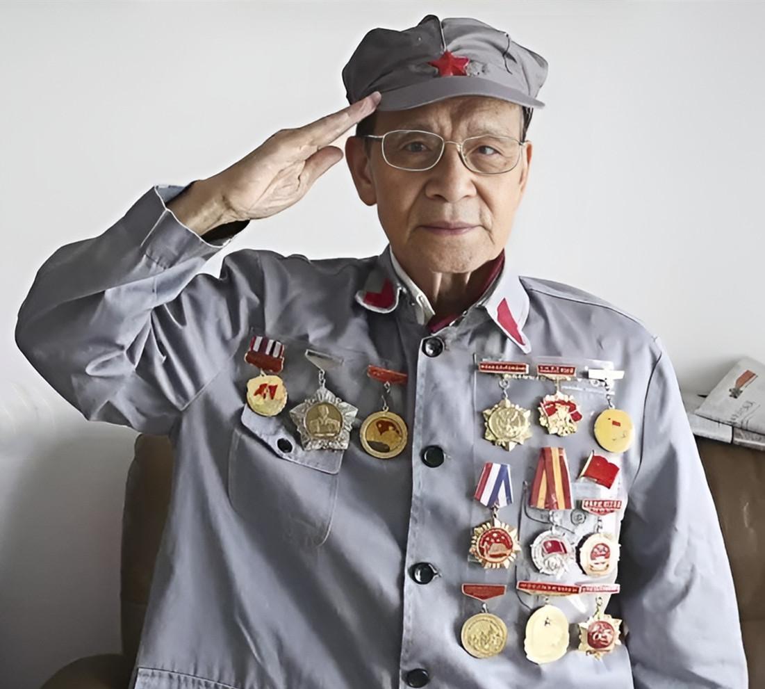 1942年，一个年仅13岁的中国小孩加入了日军，用日本名字说日语，成为了小汉奸。