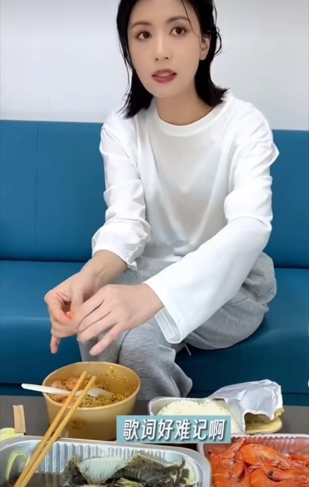 #贾静雯吃饭的菜居然全是蛋白质##国医的精诚力量##健闻登顶计划#贾静雯的餐桌上了热搜，清蒸鱼、白灼