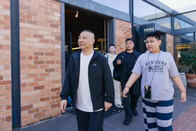 郭汾阳现身墨尔本，与父亲一起逛街，个头赶超郭德纲！德云社环球巡演墨尔本站的演出正