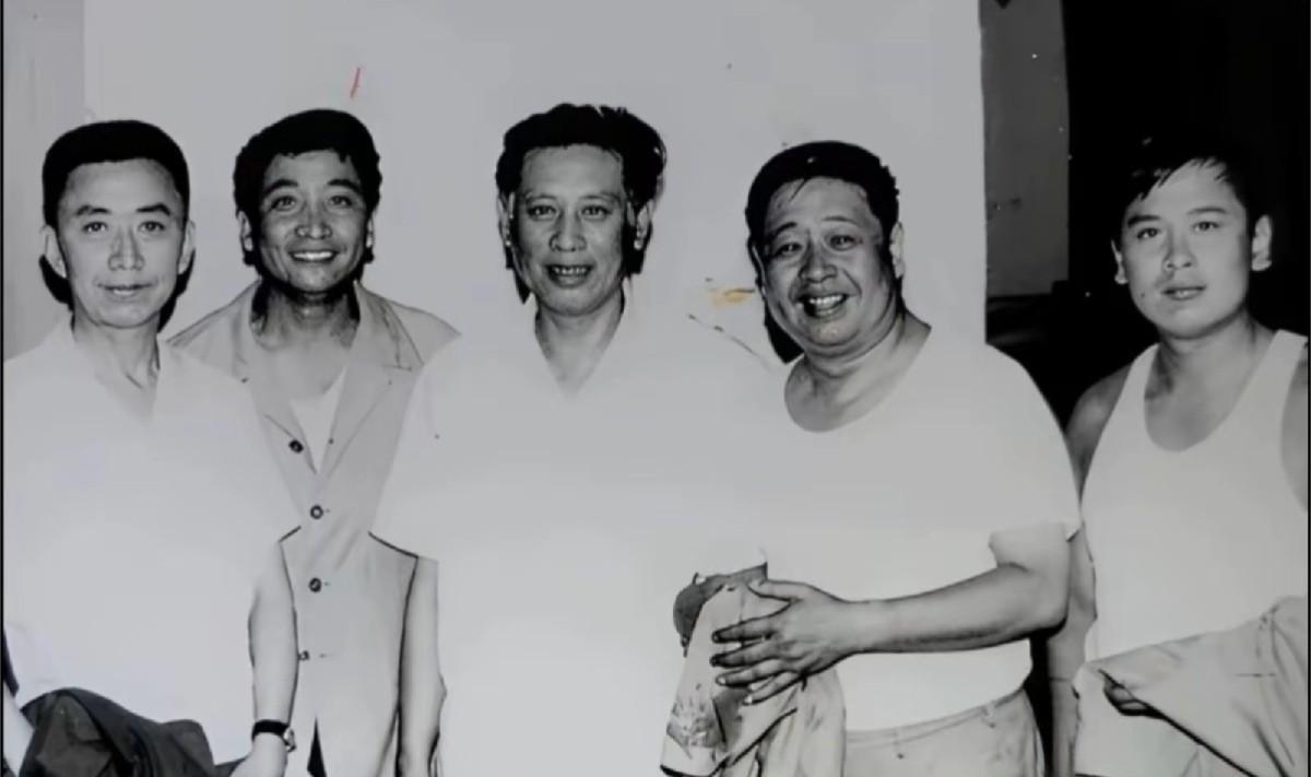 #秋日生活打卡季#马季、姜昆、赵炎，在哈尔滨的一张老照片。1976年，马季先后