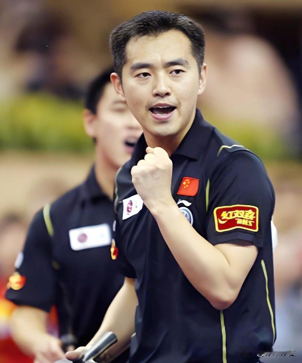 曾经的乒乓王子孔令辉，如今在直播间里教孩子们颠球，手里拿着复刻球拍和球友们互动—