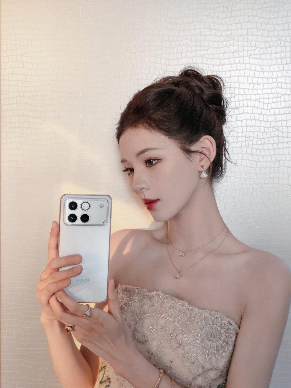 荣耀WIN到底美不美？你们心心念的真机图安排上了！我想说的是，这小姐姐的微信号你