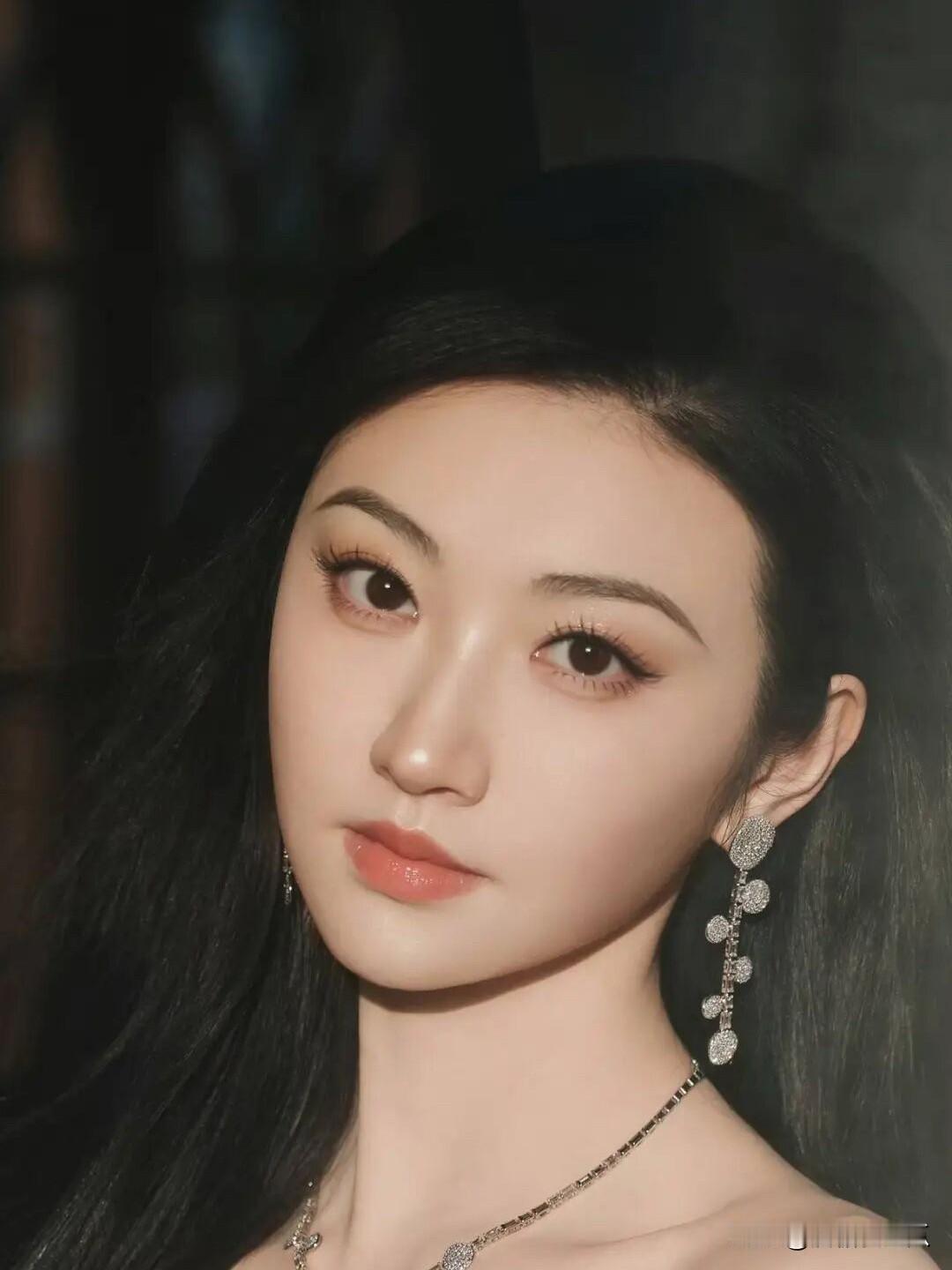 景甜给所有养女儿的家长提了个醒，那就是别把女儿养得太单纯天真了，不然以后长大了