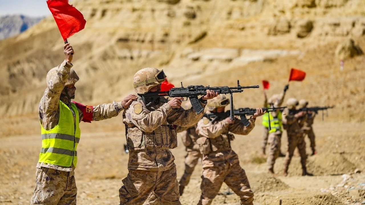 立姿卧姿打机枪