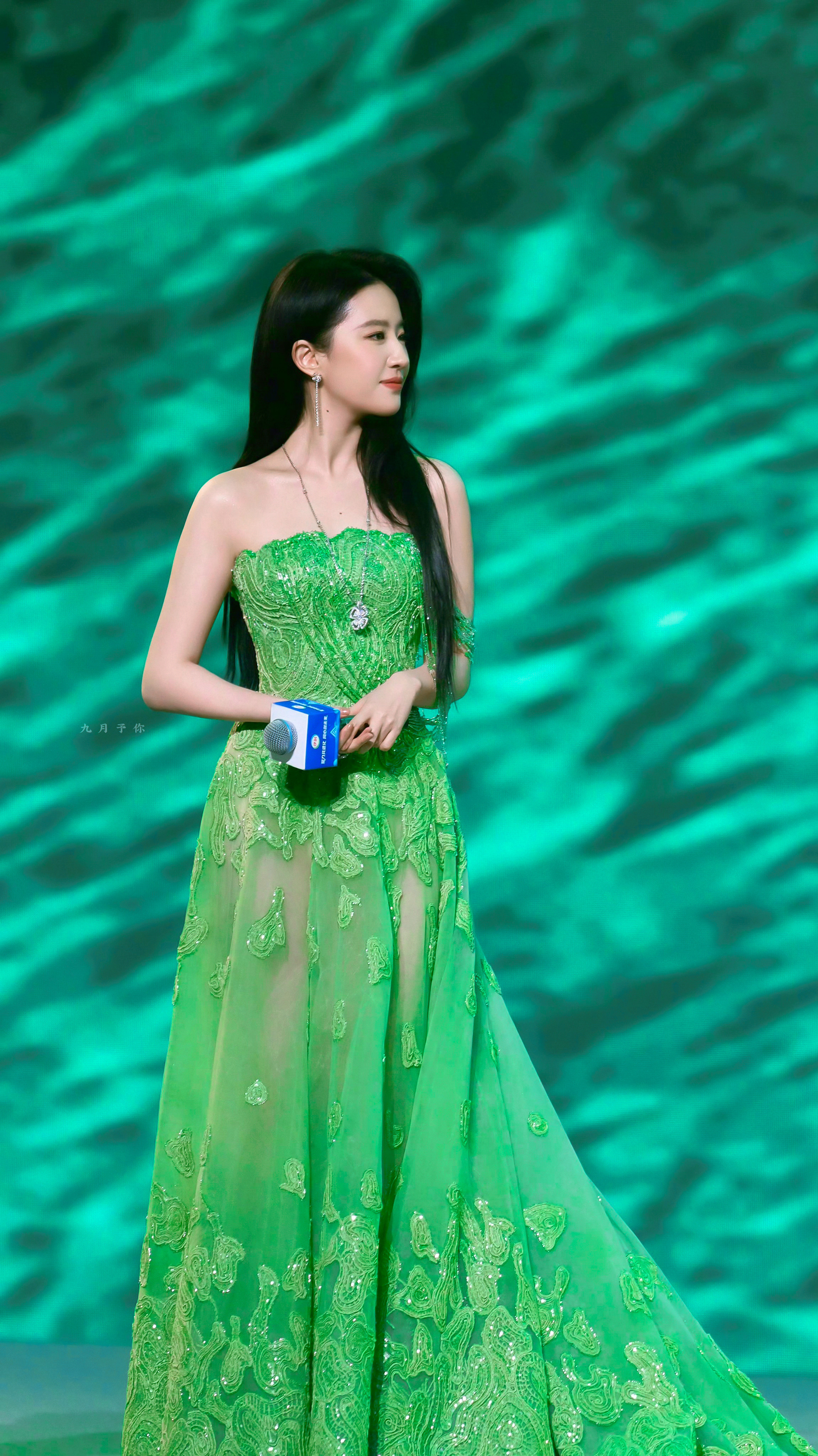 刘亦菲向太说刘亦菲圈内口碑真的很好刘亦菲太适合宝格丽绿了💚​​​