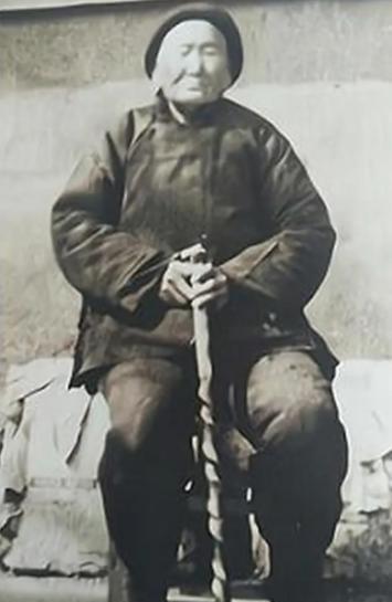 1941年，一位老妇人请汉奸侄子吃饭，突然压低声音问道：“侄儿，能不能给我弄3