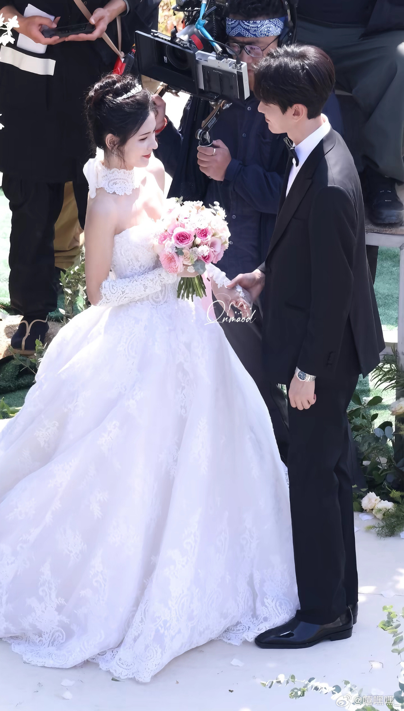 这对情侣一个在打游戏没时间一个在唱歌没时间