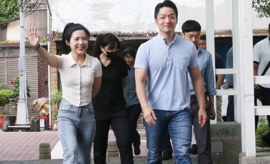 投票结束后，王鸿薇、徐巧芯两位“女神”温情表态，温暖人心。王鸿薇和徐巧芯在蒋万