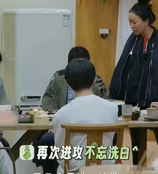 张颂文的狗，真是走哪抱到哪，惹的那英甚是喜欢，还要给张颂文的狗洗澡，可是张颂文拒
