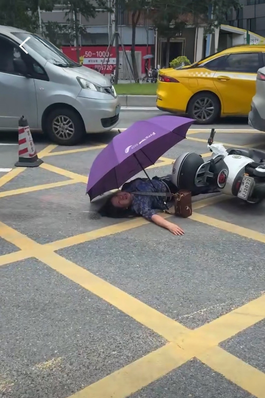 女子骑电动车