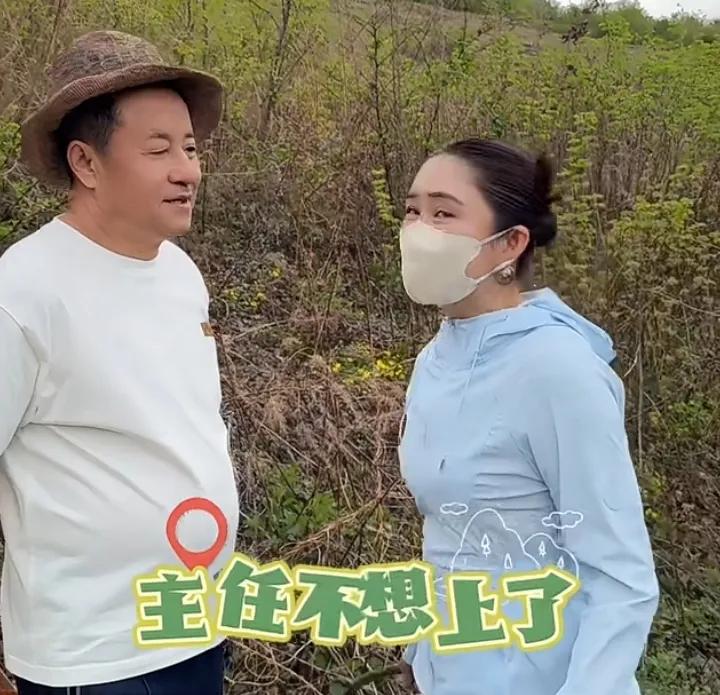 王长贵与妻子回岳母家挖野菜，穿着干净的白色T恤衫，戴着草帽，派头十足。虽说，