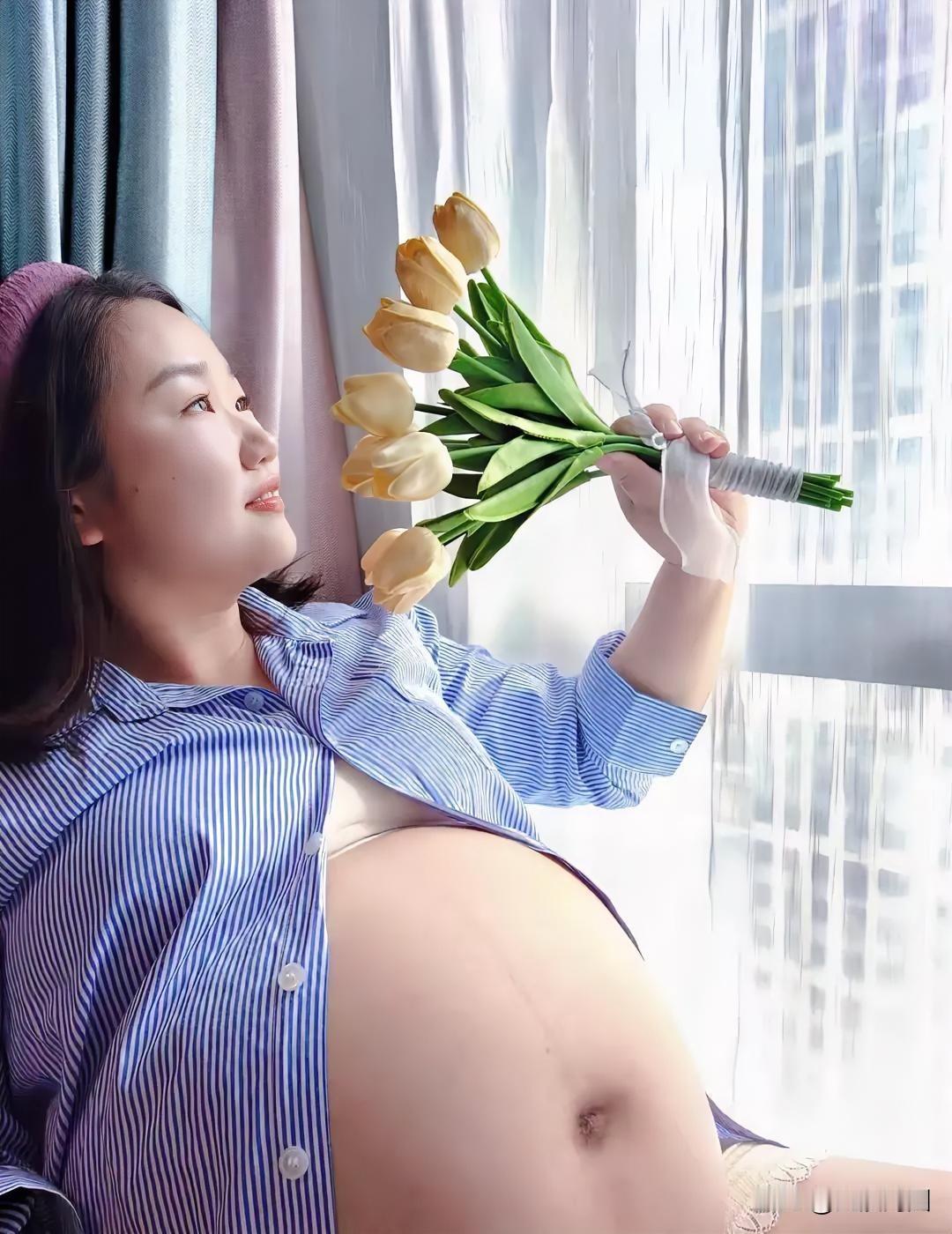 温柔的孕期时光美好而惬意，一束花便能带来无尽温馨。温柔风孕照孕期氛围感写真孕