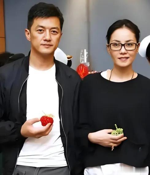 李嫣20岁生日宴，王菲坐主桌，李亚鹏守邻桌端酒上前，王菲轻点一下头，低头给女儿整