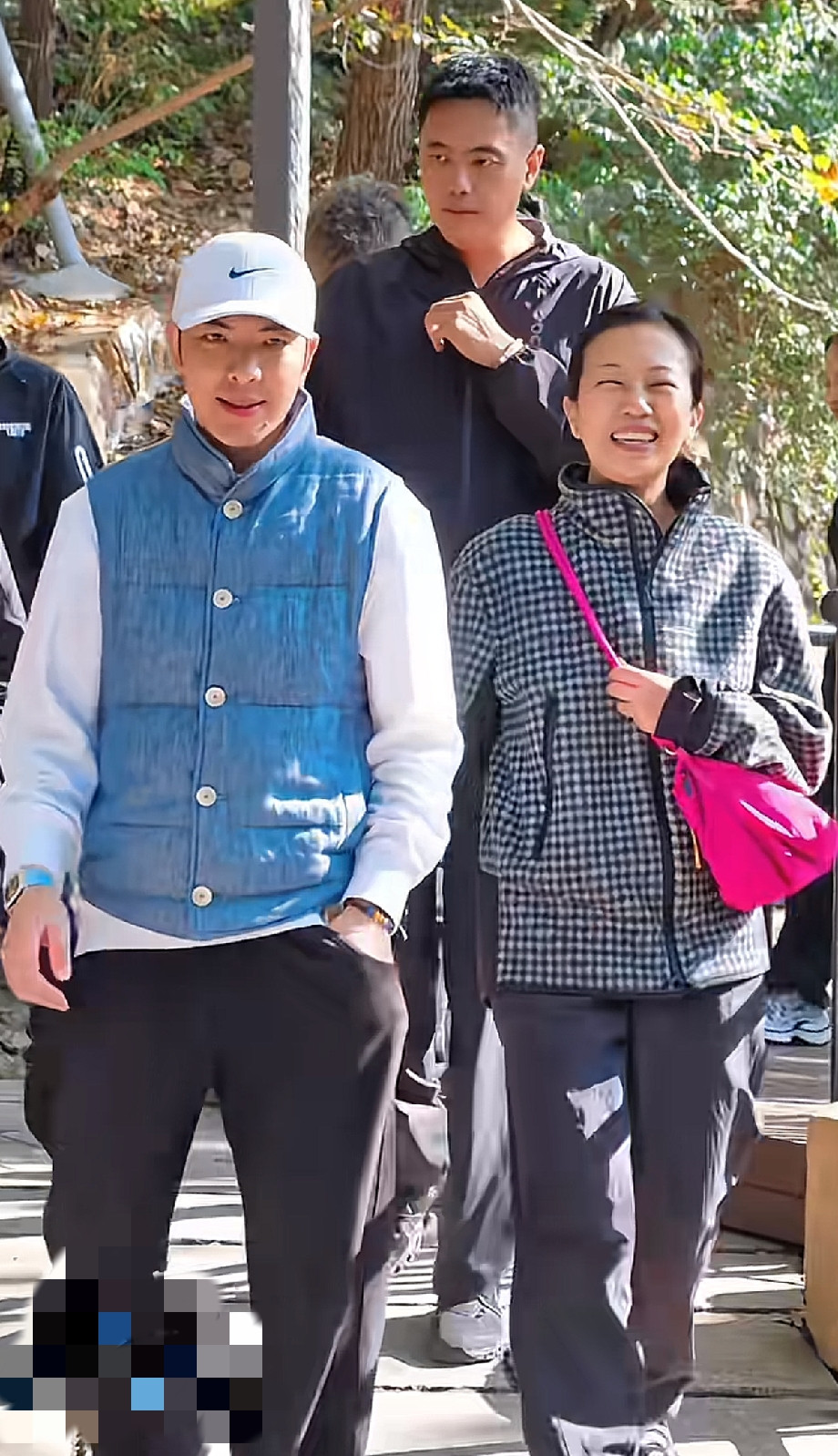 大孤山偶遇萧敬腾夫妇！二人登山游玩状态松弛，接地气模样引网友点赞近日，有网友在丹东大孤山国家森林公园