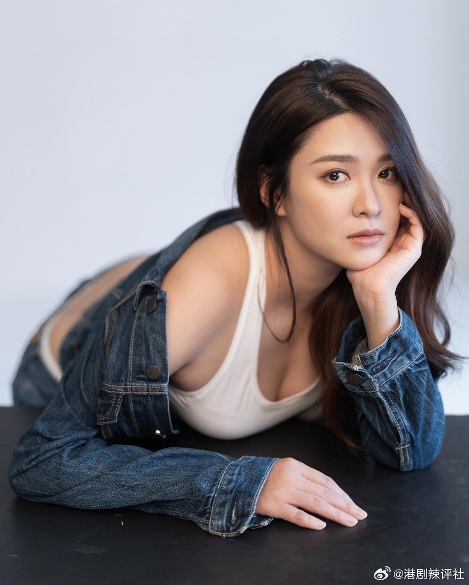 現年31歲的江嘉敏自入行以來負評不斷，更多次被網民批評身材及衣著品味。日前江嘉敏