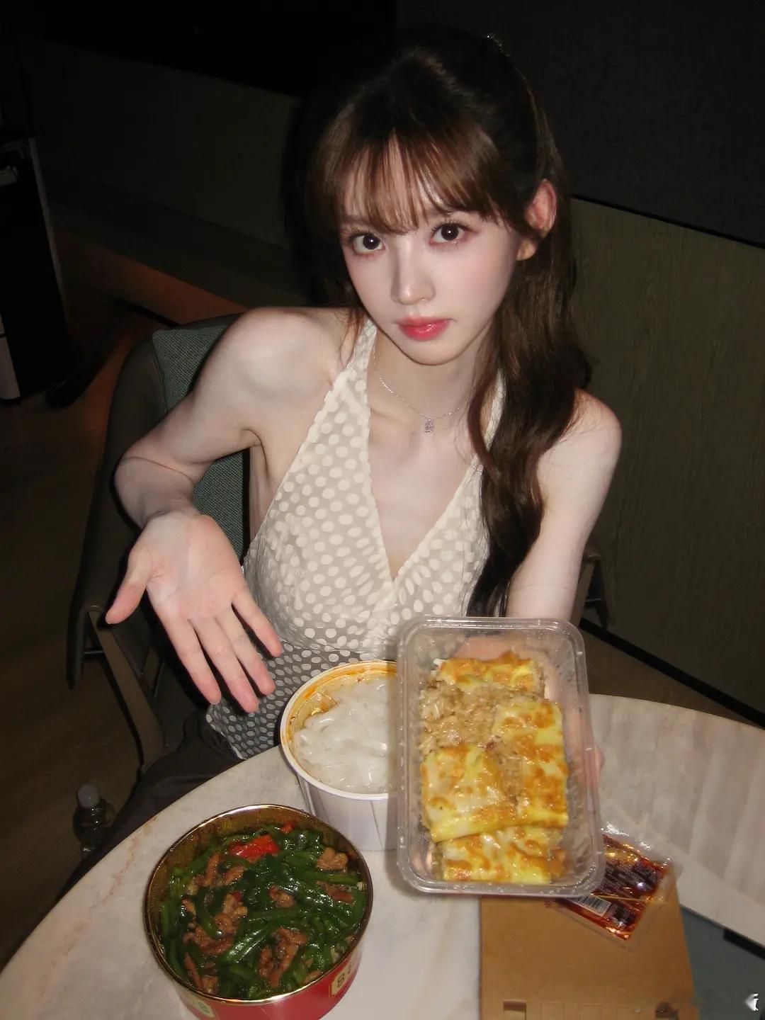 老田🐷瘾没少犯没看错的话那是一大碗粉吧，咋还天天诈肥