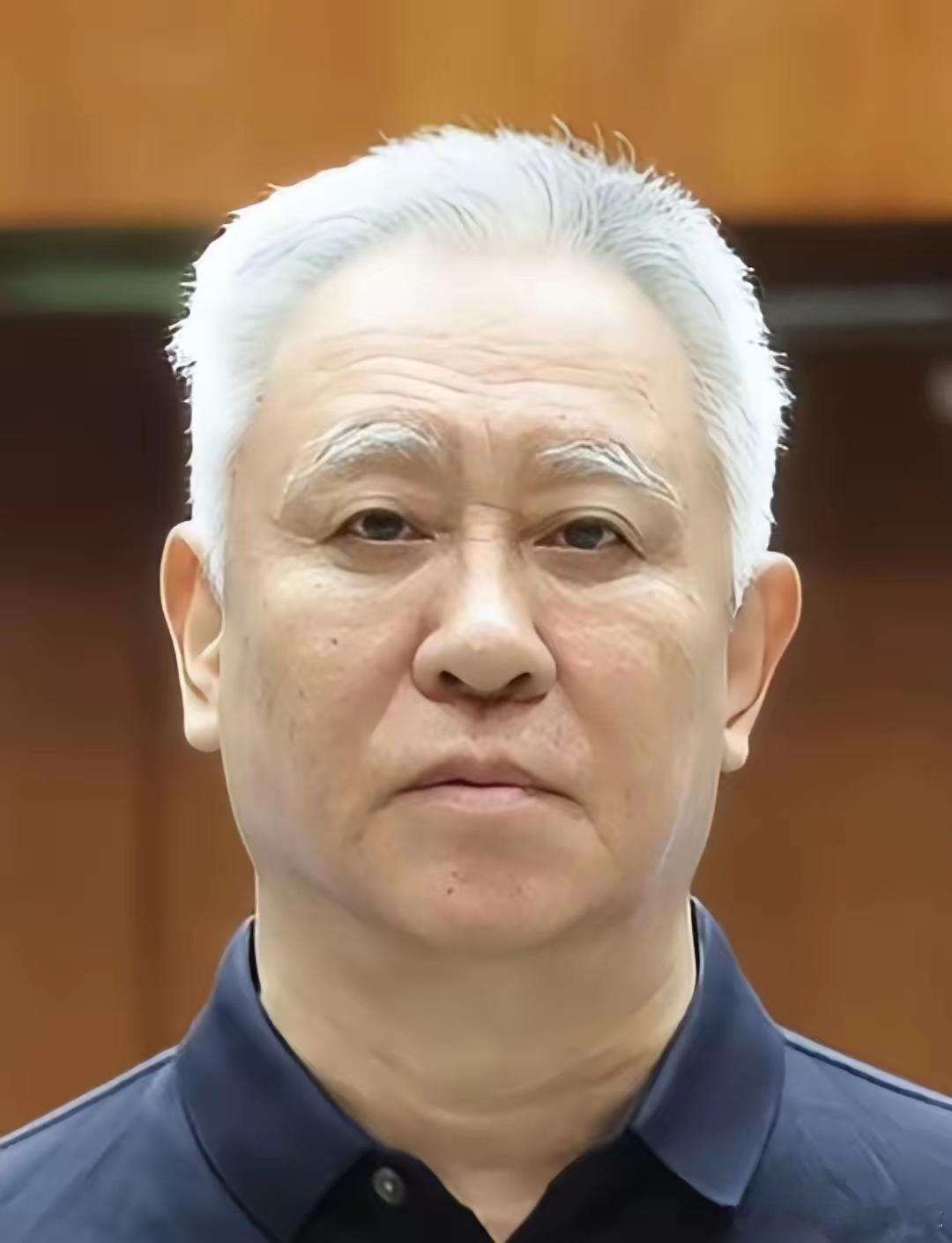 不少人都有一个误解，觉得皮带哥一下子老得这么厉害，头发眉毛全都变白，是巨大的身份