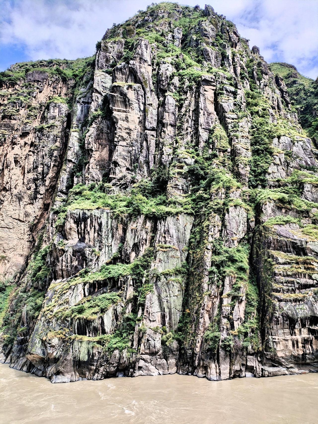 壮观的悬崖峭壁，绿意盎然，令人叹为观止！🏔️🌳站在这悬崖边，微风轻拂，带着山