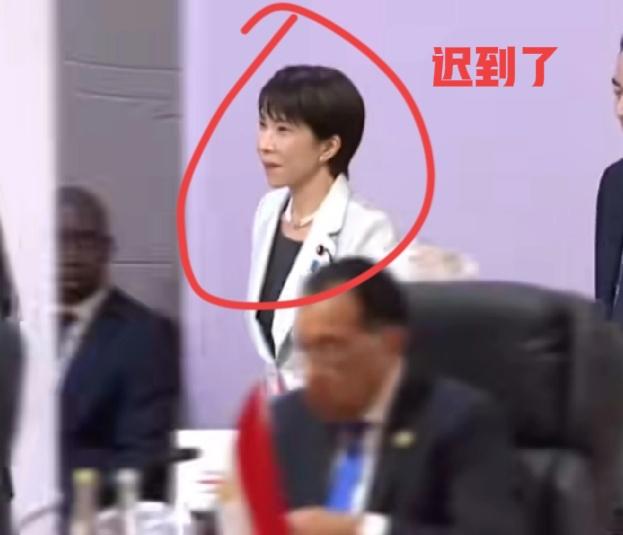 高市早苗这次装大了，南非G20会议，她竟然姗姗来迟，11月22日，她晚到一个多小