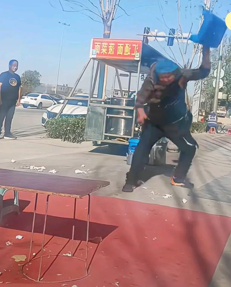 小吃摊一整天一个顾客都没有，摊主情绪崩溃摔桌子砸椅子，说卖什么卖，卖个锤子，