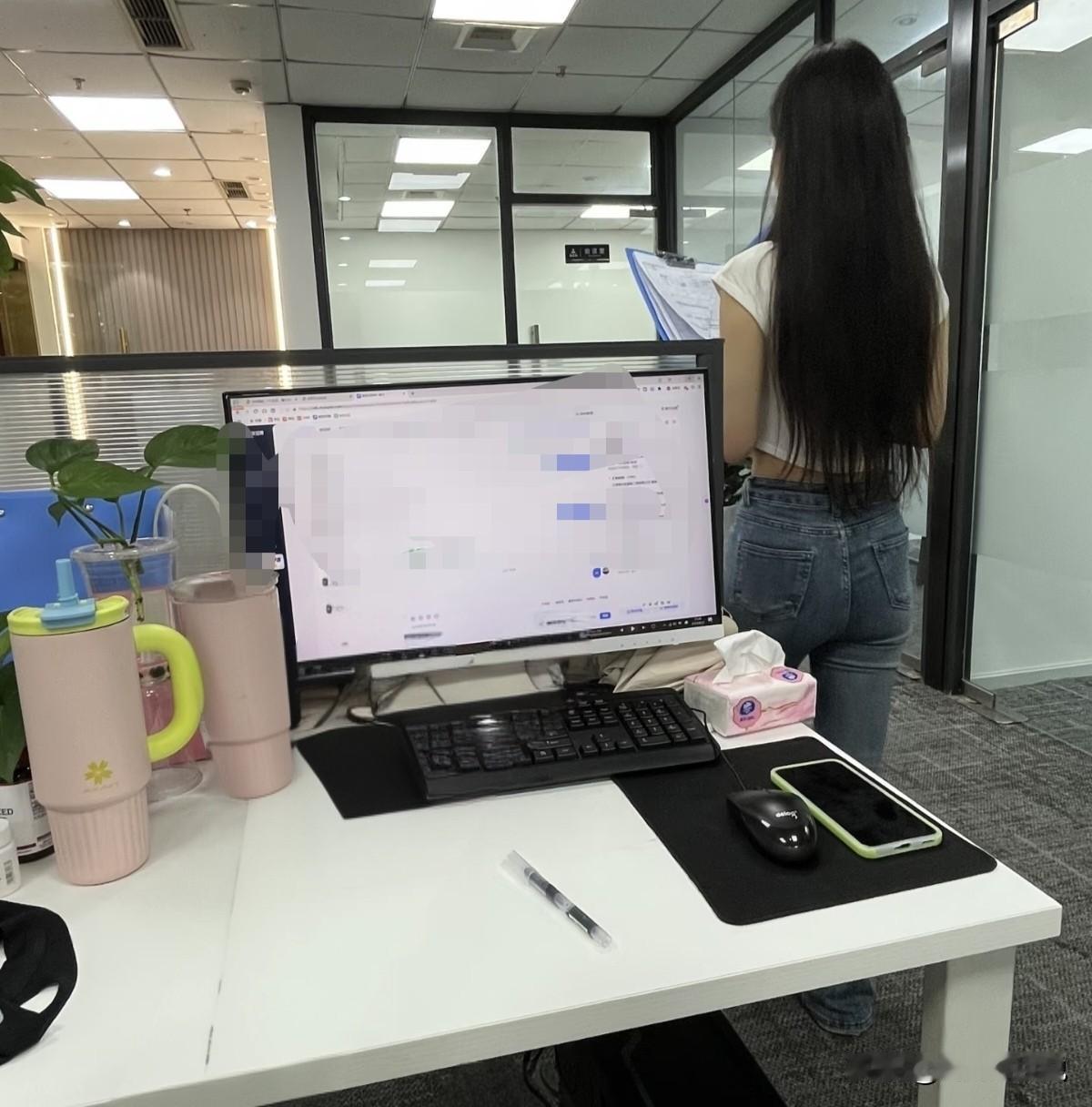 今天给入职一个月的品牌部新员工做了试用期评估面谈，在前期和部门沟通的时候，部门负
