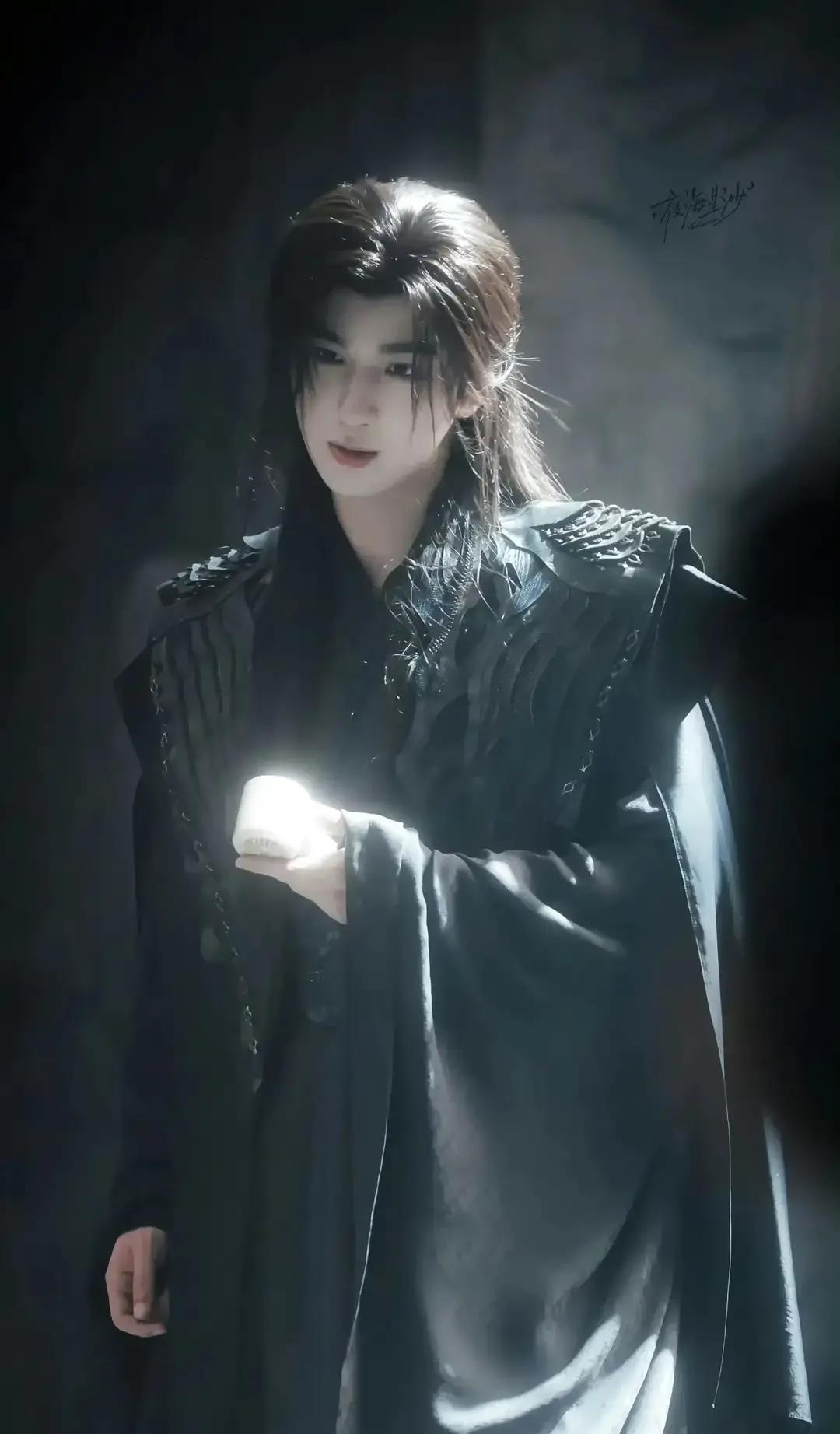 李宏毅被法院点名，1118万强制执行。十年前他刚成年就签给芒果，公司砸钱培训，