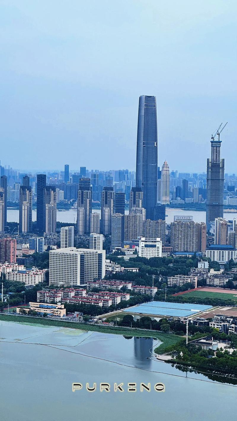 武汉这几年变化真的太大了！曾经按下暂停键的它，如今满格动能冲刺高质量发展。2