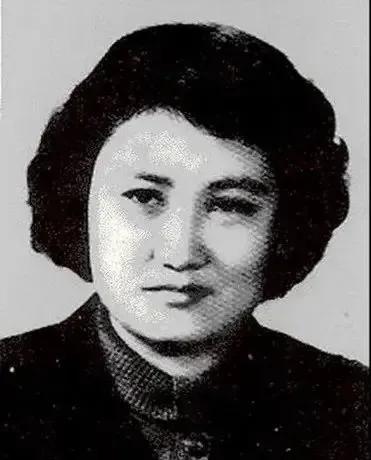 1975年4月4日，张志新先被割喉随后被枪毙，她的生命以如此惨烈和触目惊心的方式