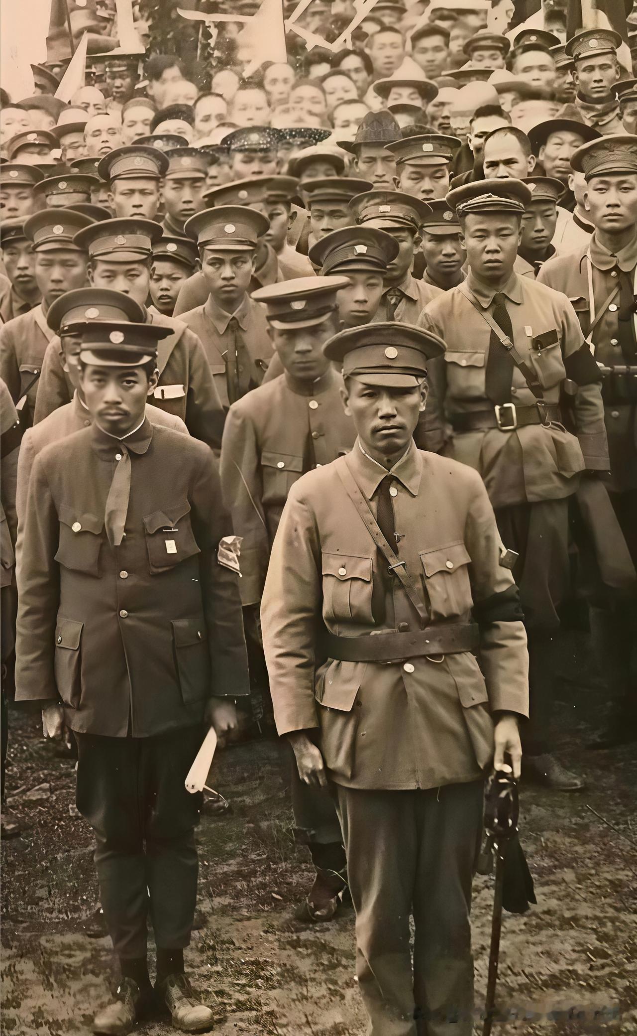 1925年孙中山逝世，蒋介石、周恩来在追悼会上一脸茫然这是一张经典的历史老照