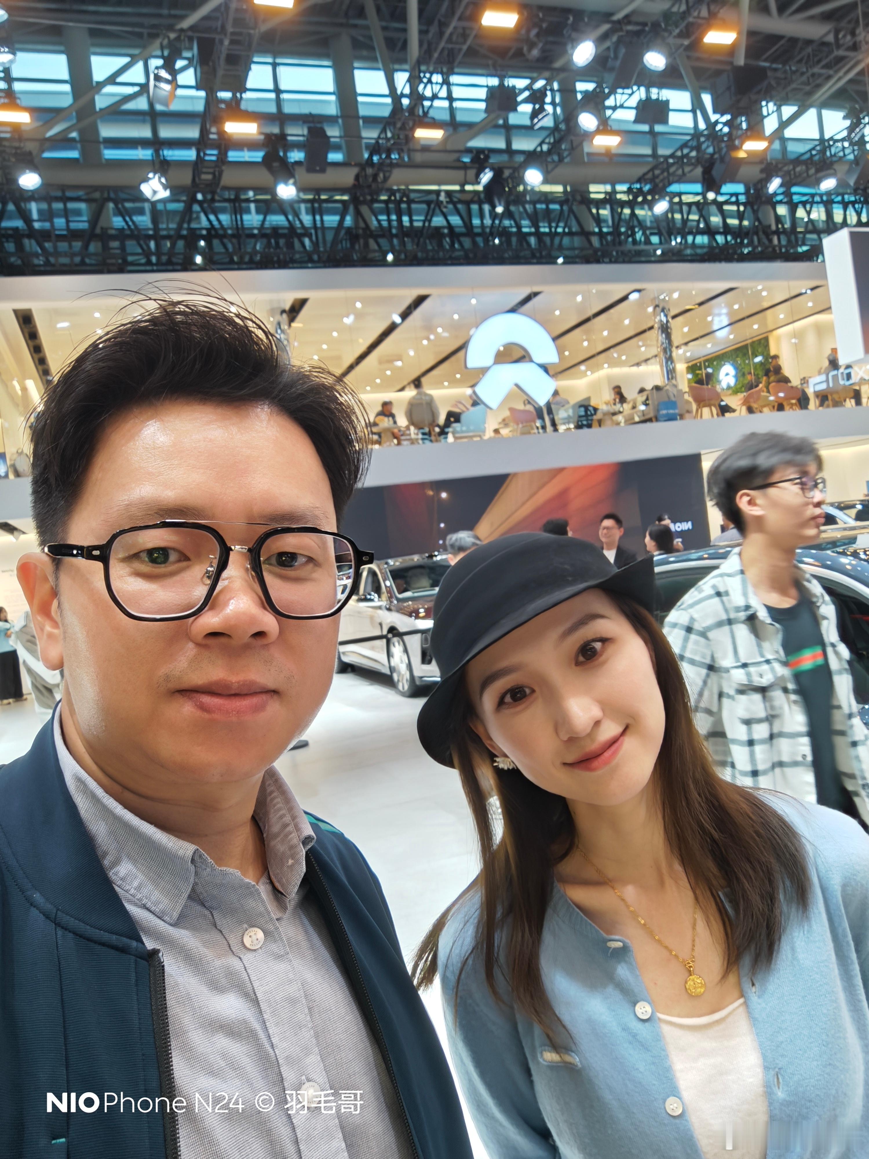 蔚来展台偶遇莉卡，好久不见，然后看到骑着小电驴就突然出现在我身边，她这工具可以