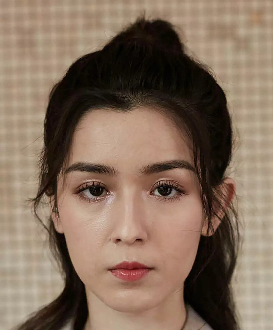 怪不得综艺节目上制片人说哈尼克孜本人不如照片好看，本人没有打光和精致妆造真的不太