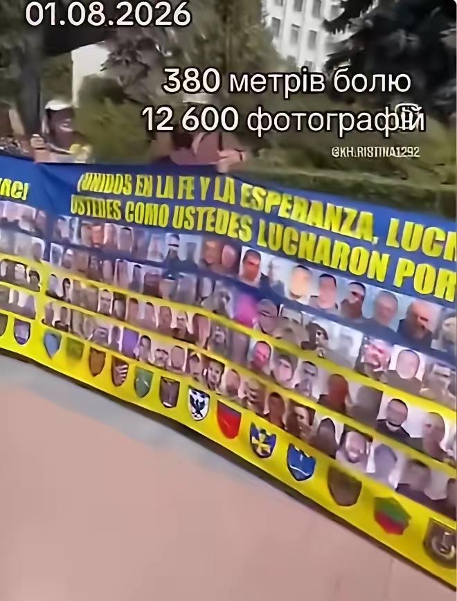 乌克兰捷尔诺波尔市，当地老百姓在街道上展开了一条长达380米的横幅，上面是126