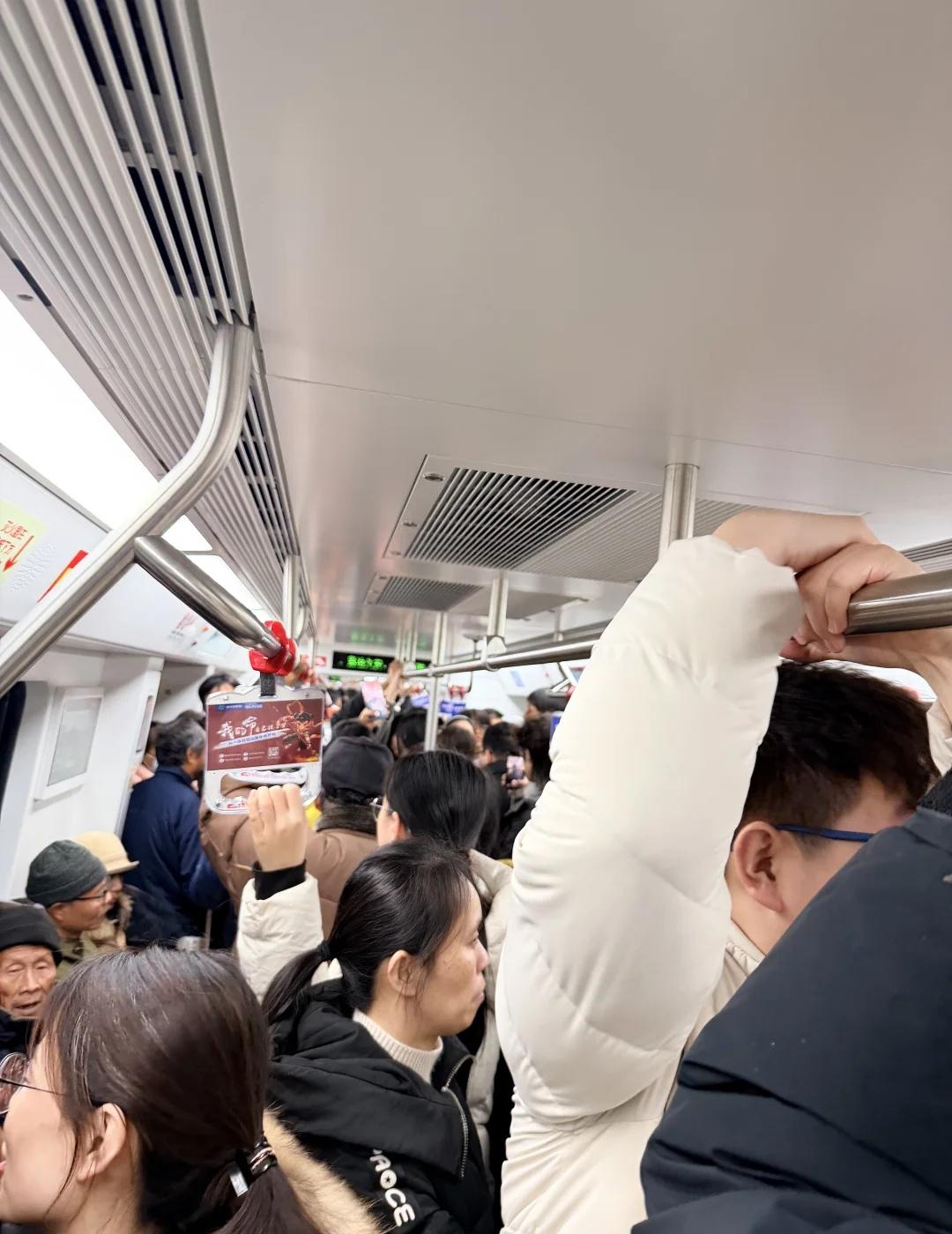 南昌地铁现状！真的是人从众！本人表示差点一号线被挤s[哭哭][哭哭][哭哭]