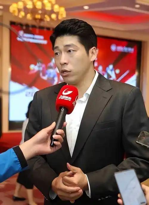 上海男排爆冷不敌天津男排！如果本赛季上海男排无缘冠军，沈琼会不会下课？毕竟沈琼执