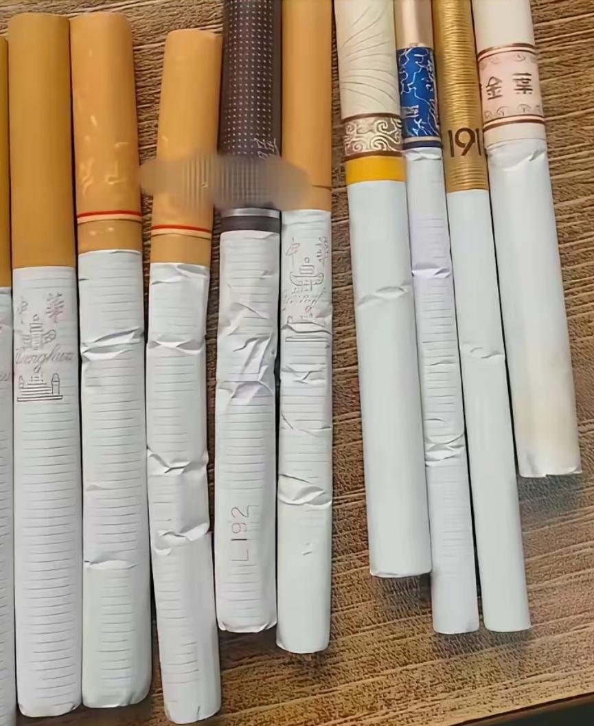上个月新来了一个保安，是公司一个领导的关系户，五十多岁的年纪看着像六十多岁的人，