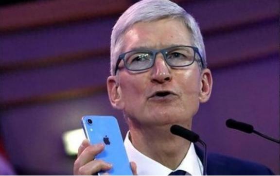 美国彻底慌了？苹果CEO库克抛出惊人言论，振聋发聩！他说：“我们死守中国制造，不
