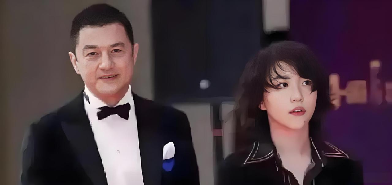 直播间意外闯入的名场面！10月26日李亚鹏直播间突然走进窦靖童，他笑着介绍“这是