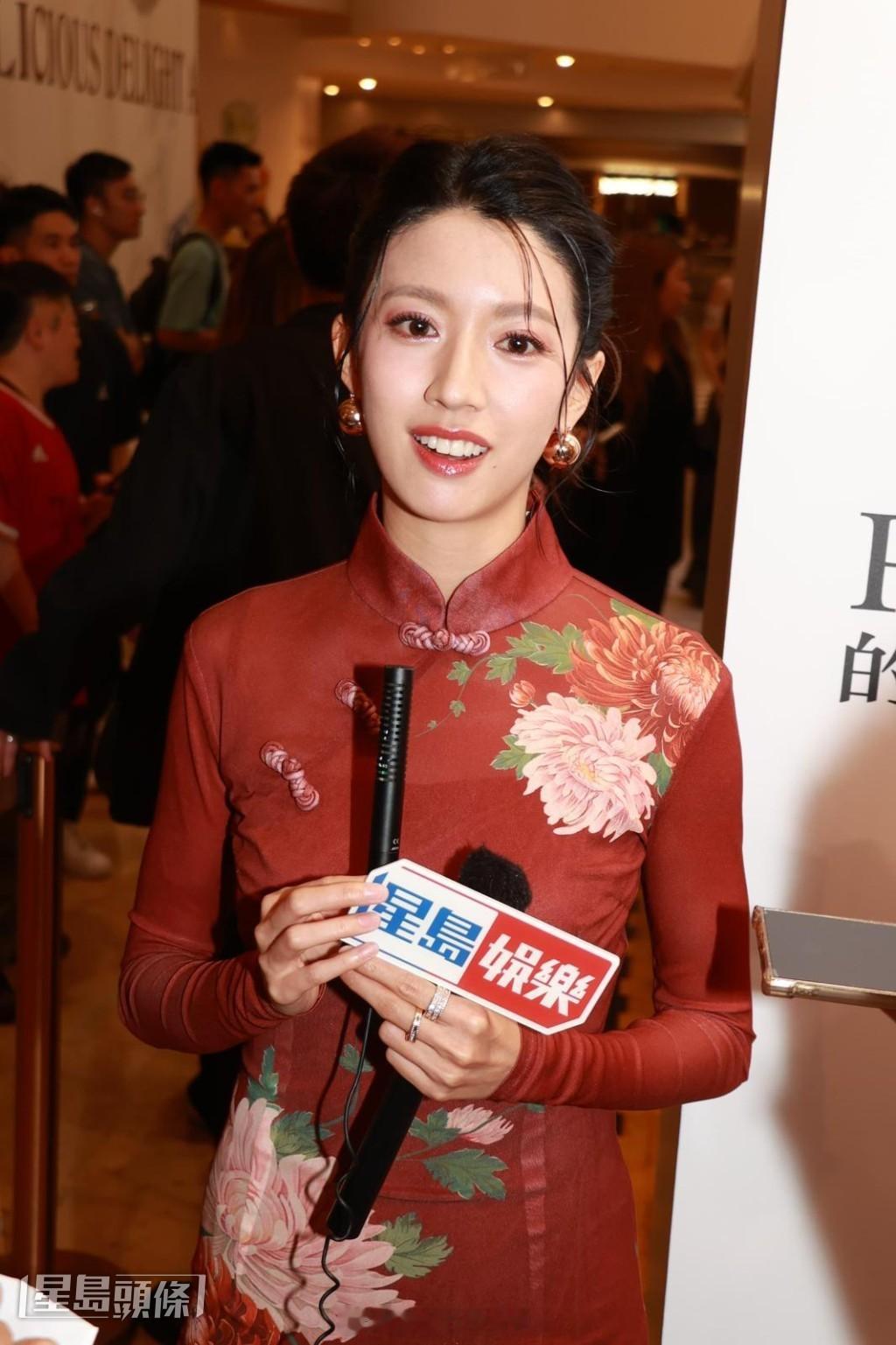 星岛：蔡思贝考虑自立门户开公司，坦言要一步一步慢慢来盼望和王家卫、张艾嘉合作，替