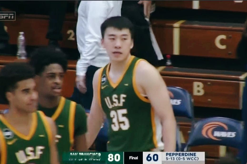 大爆发！王俊杰狂砍27分，创造了中国球员的得分新高，帮助旧金山大学队大胜20分。